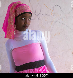 Schöne Teenager-Mädchen in Rosa auf der Straße der Altstadt, Harari Region Harar, Äthiopien Stockfoto