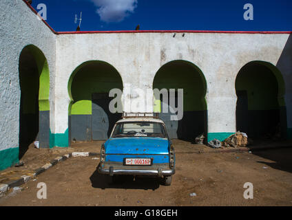 Peugeot 404 Taxi auf dem Markt der Altstadt, Harari Region Harar, Äthiopien Stockfoto