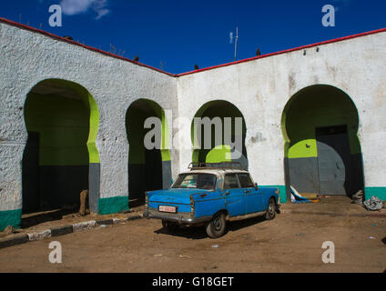 Peugeot 404 Taxi auf dem Markt der Altstadt, Harari Region Harar, Äthiopien Stockfoto