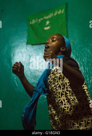 Sufi-Teenager-Mädchen geht in eine Trance während einer Zeremonie, Harari Region Harar, Äthiopien Stockfoto