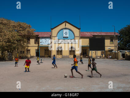 Kinder spielen Spielfeld vor den Äthiopien, Dschibuti Bahnhof, Dire Dawa Region, Dire Dawa, Äthiopien Stockfoto