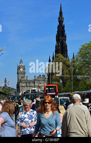 Edinburgh, Schottland, Vereinigtes Königreich, 10, Mai 2016. UK-Wetter: Shopper Edinburghs Princes Street genießen die Frühlingssonne, Credit: Ken Jack / Alamy Live News Stockfoto