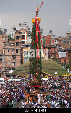 Lalitpur, Nepal. 10. Mai 2016. Anhänger ziehen den Wagen der Rato Machhendranath während des ersten Tages der Rato Machhendranath Festival. Rato Machhendranath wird sowohl von Hindus und Buddhisten als Regengott für Wohlstand verehrt. Bildnachweis: Archana Shrestha/Pacific Press/Alamy Live-Nachrichten Stockfoto