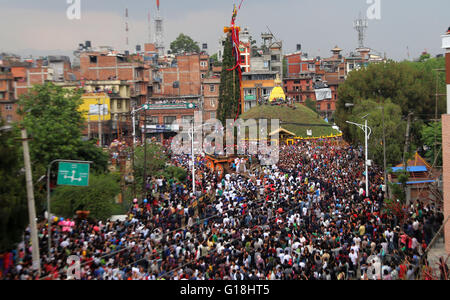 Lalitpur, Nepal. 10. Mai 2016. Anhänger ziehen den Wagen der Rato Machhendranath während des ersten Tages der Rato Machhendranath Festival. Rato Machhendranath wird sowohl von Hindus und Buddhisten als Regengott für Wohlstand verehrt. Bildnachweis: Archana Shrestha/Pacific Press/Alamy Live-Nachrichten Stockfoto