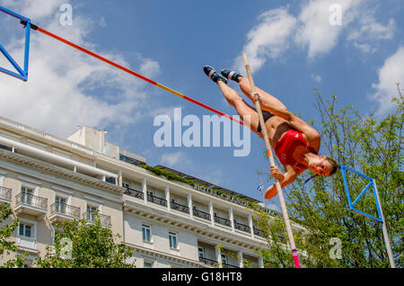 Athen, Griechenland. 10. Mai 2016. Pol Vaulter Bauer Katharina während ihres Jumpat 4,50 Meter. SEGAS (Hellenic Amateur Athletic Association) organisiert die 4. Athen Street Stabhochsprung in Syntagma-Platz die Chance für Menschen, die Sport in der Nähe zu sehen. Für die erstmalige nahmen sowohl männliche als auch weibliche Ahlets an der Veranstaltung teil. Bildnachweis: George Panagakis/Pacific Press/Alamy Live-Nachrichten Stockfoto