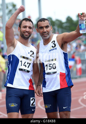 Orlando, Florida, USA. 10. Mai 2016. Feiern Sie Jonathan Hamou (links) und Djamal Mastouri, beide Mitglieder des französischen Teams nach dem Wettkampf in einem Leichtathletik-Event bei den 2016 Invictus Games an den ESPN Wide World of Sports Complex in Orlando, Florida am 10. Mai 2016. Gegründet von Großbritanniens umfasst Prinz Harry, der fünftägige Multisport Fall für verwundete, verletzte oder kranke Armed Services Personal 500 Teilnehmer aus 14 Ländern. Bildnachweis: Paul Hennessy/Alamy Live-Nachrichten Stockfoto