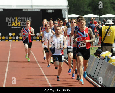 Orlando, Florida, USA. 10. Mai 2016. Läufer konkurrieren in einem Leichtathletik-Event bei den 2016 Invictus Games an den ESPN Wide World of Sports Complex in Orlando, Florida am 10. Mai 2016. Gegründet von Großbritanniens umfasst Prinz Harry, der fünftägige Multisport Fall für verwundete, verletzte oder kranke Armed Services Personal 500 Teilnehmer aus 14 Ländern. Bildnachweis: Paul Hennessy/Alamy Live-Nachrichten Stockfoto