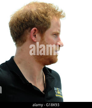 Orlando, Florida, USA. 10. Mai 2016. Großbritanniens Prinz Harry wartet eine Medaillenvergabe bei den 2016 Invictus Games an den ESPN Wide World of Sports Complex in Orlando, Florida am 10. Mai 2016 teilnehmen. Die fünftägige Multisport Fall verletzt, verletzt oder krank Armed Services Personal umfasst 500 Teilnehmer aus 14 Ländern. Prinz Harry startete die erste Invictus Games 2014 in London, England. Bildnachweis: Paul Hennessy/Alamy Live-Nachrichten Stockfoto
