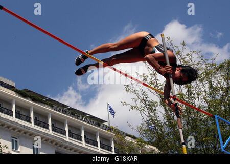 Athen, Griechenland. 10. Mai 2016. Ledaki Styliani-Iro aus Griechenland beteiligt sich an einem Stabhochsprung-Wettbewerb am Syntagma-Platz in Athen, Griechenland, 10. Mai 2016. Für das 4. Jahr in Folge hat die griechische Hauptstadt Athen Street Stabhochsprung mit Elite Pol Voltigierer Teilnahme organisiert. Bildnachweis: Marios Lolos/Xinhua/Alamy Live-Nachrichten Stockfoto