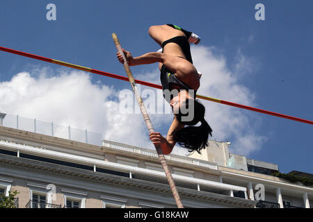 Athen, Griechenland. 10. Mai 2016. Stefanidi Katerina aus Griechenland beteiligt sich an einem Stabhochsprung-Wettbewerb am Syntagma-Platz in Athen, Griechenland, 10. Mai 2016. Für das 4. Jahr in Folge hat die griechische Hauptstadt Athen Street Stabhochsprung mit Elite Pol Voltigierer Teilnahme organisiert. Bildnachweis: Marios Lolos/Xinhua/Alamy Live-Nachrichten Stockfoto