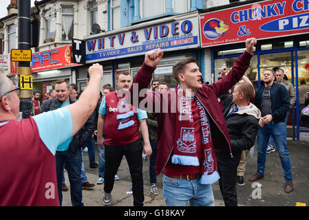 London, UK. 10. Mai 2016. Fans besuchen das letzte Spiel des Fußballvereins von West Ham auf dem Boylen Ground, London. Bildnachweis: Emanuele Giovagnoli/Alamy Live-Nachrichten Stockfoto