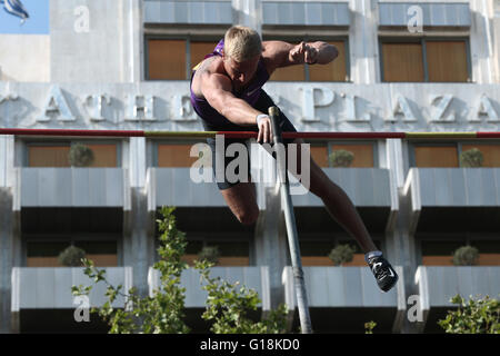 Athen, Griechenland. 10. Mai 2016. Polnische Piotr Lisek, in Athen Street Stabhochsprung, am Syntagma-Platz. Bildnachweis: Panayotis Tzamaros/Pacific Press/Alamy Live-Nachrichten Stockfoto