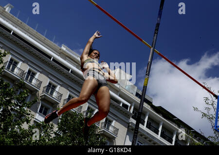 Athen, Griechenland. 10. Mai 2016. Robelly Peinado von Venezuela, bei der 4. Athen Street Stabhochsprung, am Syntagma-Platz. Bildnachweis: Panayotis Tzamaros/Pacific Press/Alamy Live-Nachrichten Stockfoto