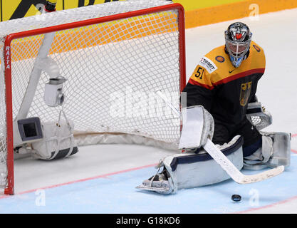 St. Petersburg, Russland. 10. Mai 2016. Timo Pielmeier Deutschland fängt den Puck während IIHF Eishockey WM Gruppe B vorläufige Runde Spiel zwischen der Slowakei und Deutschland in St. Petersburg, Russland, 10. Mai 2016. Deutschland gewann 5: 1. © Pavel Bednyakov/Xinhua/Alamy Live-Nachrichten Stockfoto