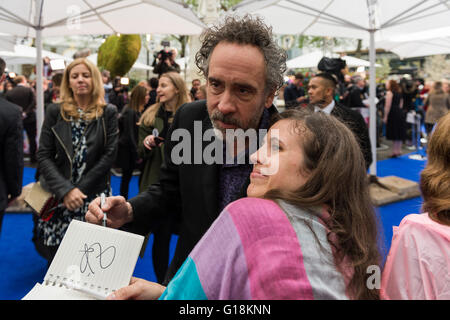 London, UK. 10. Mai 2016. Tim Burton gibt Autogramme an seine Fans und posiert für Fotos bei Europa-Premiere des neuen Walt Disney Studios-Film "Alice Through The Looking Glass" im Londoner Leicester Square. Wiktor Szymanowicz/Alamy Live-Nachrichten Stockfoto