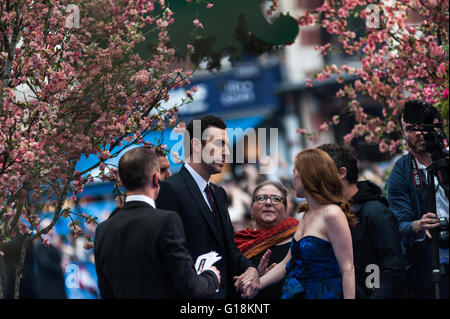 London, UK. 10. Mai 2016. Sacha Baron Cohen und Isla Fisher besuchen die Europa-Premiere des neuen Walt Disney Studios-Film "Alice Through The Looking Glass" im Londoner Leicester Square. Wiktor Szymanowicz/Alamy Live-Nachrichten Stockfoto