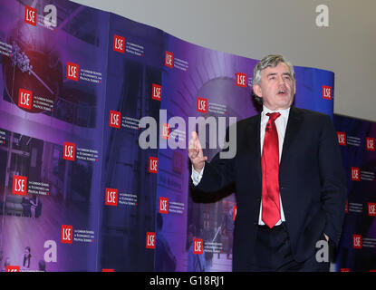 London, UK. 11. Mai 2016. Ehemalige britische Premierminister Gordon Brown Gesten wie er seine erste große öffentliche Rede von der Europäischen Referendumskampagne an der London School of Economics and Political Science in London, England am 11. Mai 2016 gibt. Bildnachweis: Han Yan/Xinhua/Alamy Live-Nachrichten Stockfoto