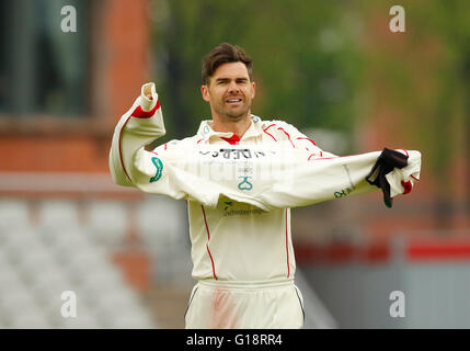 Old Trafford, Manchester, UK. 11. Mai 2016. Supersavers County Cricket Meisterschaft. Lancashire gegen Hampshire. Lancashire und England fast Bowler James Anderson am Ende seiner ersten über des morgens. Hampshire ging mit acht zweiten Inning Pforten bleiben in den Finaltag 271 läuft hinter Lancashire. Bildnachweis: Aktion Plus Sport/Alamy Live-Nachrichten Stockfoto