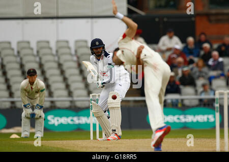 Old Trafford, Manchester, UK. 11. Mai 2016. Supersavers County Cricket Meisterschaft. Lancashire gegen Hampshire. Lancashire und schnelle Bowler James Anderson in Hampshire Schalen England Kapitän James Vince. Hampshire ging mit acht zweiten Inning Pforten bleiben in den Finaltag 271 läuft hinter Lancashire. Bildnachweis: Aktion Plus Sport/Alamy Live-Nachrichten Stockfoto