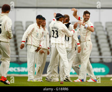 Old Trafford, Manchester, UK. 11. Mai 2016. Supersavers County Cricket Meisterschaft. Lancashire gegen Hampshire. Lancashire und schnelle Bowler James Anderson (rechts) mit seinen Teamkollegen, feiert nachdem er seine dritte Pforte des Innings als Hampshire nimmt England fallen 88-3. Hampshire ging mit acht zweiten Inning Pforten bleiben in den Finaltag 271 läuft hinter Lancashire. Bildnachweis: Aktion Plus Sport/Alamy Live-Nachrichten Stockfoto