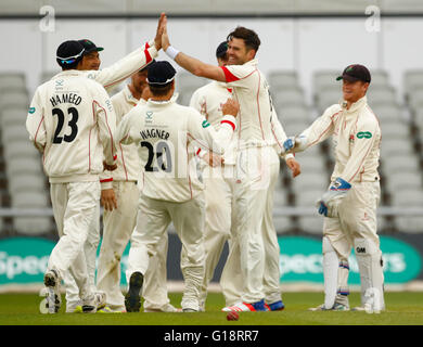 Old Trafford, Manchester, UK. 11. Mai 2016. Supersavers County Cricket Meisterschaft. Lancashire gegen Hampshire. Lancashire und schnelle Bowler James Anderson (rechts) mit seinen Teamkollegen, feiert nachdem er seine dritte Pforte des Innings als Hampshire nimmt England fallen 88-3. Hampshire ging mit acht zweiten Inning Pforten bleiben in den Finaltag 271 läuft hinter Lancashire. Hampshire ging mit acht zweiten Inning Pforten bleiben in den Finaltag 271 läuft hinter Lancashire. Bildnachweis: Aktion Plus Sport/Alamy Live-Nachrichten Stockfoto