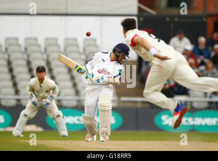 Old Trafford, Manchester, UK. 11. Mai 2016. Supersavers County Cricket Meisterschaft. Lancashire gegen Hampshire. Lancashire und England schnell Bowler James Anderson sendet eine Türsteher vorbei an den Kopf des Hanmpshire Multitalent Liam Dawson. Hampshire ging mit acht zweiten Inning Pforten bleiben in den Finaltag 271 läuft hinter Lancashire. Bildnachweis: Aktion Plus Sport/Alamy Live-Nachrichten Stockfoto