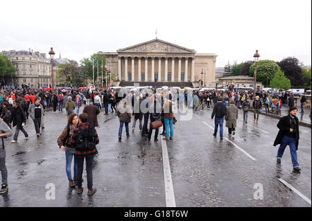 Paris, Frankreich. 10. Mai 2016.   Demonstration vor der französischen Nationalversammlung, die infolge ihrer Benutzung durch französische Regierung des 49,3 Artikels, das "Gesetz der Arbeit" ohne jede Abstimmung von Abgeordneten verabschieden.    -Laurent Paillier / Le Pictorium / Alamy Live News Stockfoto