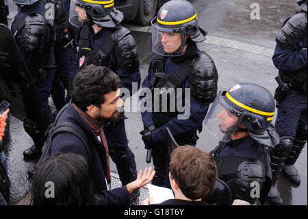 Paris, Frankreich. 10. Mai 2016.   Demonstration vor der französischen Nationalversammlung, die infolge ihrer Benutzung durch französische Regierung des 49,3 Artikels, das "Gesetz der Arbeit" ohne jede Abstimmung von Abgeordneten verabschieden.    -Laurent Paillier / Le Pictorium / Alamy Live News Stockfoto