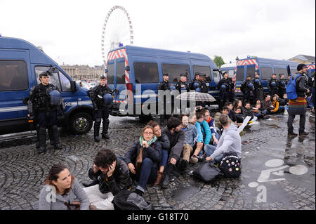 Paris, Frankreich. 10. Mai 2016.   Demonstration vor der französischen Nationalversammlung, die infolge ihrer Benutzung durch französische Regierung des 49,3 Artikels, das "Gesetz der Arbeit" ohne jede Abstimmung von Abgeordneten verabschieden.    -Laurent Paillier / Le Pictorium / Alamy Live News Stockfoto