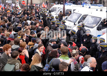 Paris, Frankreich. 10. Mai 2016.   Demonstration vor der französischen Nationalversammlung, die infolge ihrer Benutzung durch französische Regierung des 49,3 Artikels, das "Gesetz der Arbeit" ohne jede Abstimmung von Abgeordneten verabschieden.    -Laurent Paillier / Le Pictorium / Alamy Live News Stockfoto