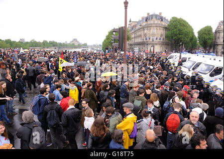 Paris, Frankreich. 10. Mai 2016.   Demonstration vor der französischen Nationalversammlung, die infolge ihrer Benutzung durch französische Regierung des 49,3 Artikels, das "Gesetz der Arbeit" ohne jede Abstimmung von Abgeordneten verabschieden.    -Laurent Paillier / Le Pictorium / Alamy Live News Stockfoto