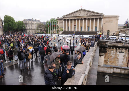 Paris, Frankreich. 10. Mai 2016.   Demonstration vor der französischen Nationalversammlung, die infolge ihrer Benutzung durch französische Regierung des 49,3 Artikels, das "Gesetz der Arbeit" ohne jede Abstimmung von Abgeordneten verabschieden.    -Laurent Paillier / Le Pictorium / Alamy Live News Stockfoto