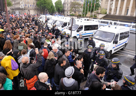 Paris, Frankreich. 10. Mai 2016.   Demonstration vor der französischen Nationalversammlung, die infolge ihrer Benutzung durch französische Regierung des 49,3 Artikels, das "Gesetz der Arbeit" ohne jede Abstimmung von Abgeordneten verabschieden.    -Laurent Paillier / Le Pictorium / Alamy Live News Stockfoto