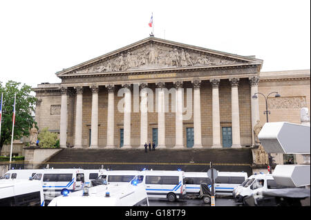 Paris, Frankreich. 10. Mai 2016.   Demonstration vor der französischen Nationalversammlung, die infolge ihrer Benutzung durch französische Regierung des 49,3 Artikels, das "Gesetz der Arbeit" ohne jede Abstimmung von Abgeordneten verabschieden.    -Laurent Paillier / Le Pictorium / Alamy Live News Stockfoto