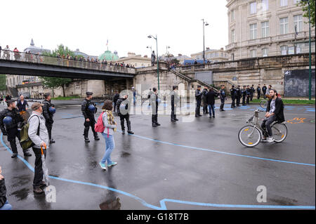 Paris, Frankreich. 10. Mai 2016.   Demonstration vor der französischen Nationalversammlung, die infolge ihrer Benutzung durch französische Regierung des 49,3 Artikels, das "Gesetz der Arbeit" ohne jede Abstimmung von Abgeordneten verabschieden.    -Laurent Paillier / Le Pictorium / Alamy Live News Stockfoto