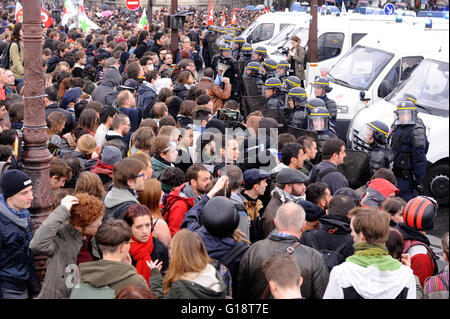 Paris, Frankreich. 10. Mai 2016.   Demonstration vor der französischen Nationalversammlung, die infolge ihrer Benutzung durch französische Regierung des 49,3 Artikels, das "Gesetz der Arbeit" ohne jede Abstimmung von Abgeordneten verabschieden.    -Laurent Paillier / Le Pictorium / Alamy Live News Stockfoto