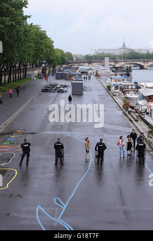 Paris, Frankreich. 10. Mai 2016.   Demonstration vor der französischen Nationalversammlung, die infolge ihrer Benutzung durch französische Regierung des 49,3 Artikels, das "Gesetz der Arbeit" ohne jede Abstimmung von Abgeordneten verabschieden.    -Laurent Paillier / Le Pictorium / Alamy Live News Stockfoto