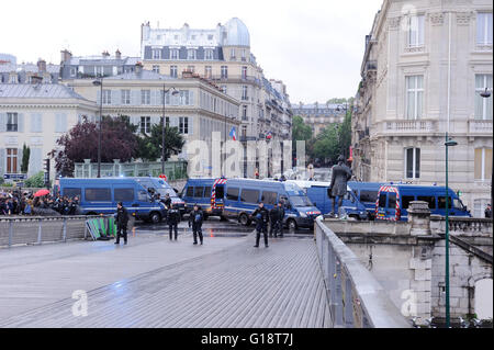 Paris, Frankreich. 10. Mai 2016.   Demonstration vor der französischen Nationalversammlung, die infolge ihrer Benutzung durch französische Regierung des 49,3 Artikels, das "Gesetz der Arbeit" ohne jede Abstimmung von Abgeordneten verabschieden.    -Laurent Paillier / Le Pictorium / Alamy Live News Stockfoto