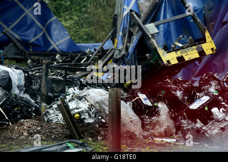 Reading, Berkshire, UK. 11. Mai 2016. Fahrer getötet, als LKW durch Mittelstreifen eine 49 Jahre alte LKW-Fahrer gestorben ist zerschlägt, nachdem sein Fahrzeug auf der M4 in der Nähe von Reading am Mittwochmorgen aufgehoben.  Polizei haben die Autobahn Richtung Osten zwischen Kreuzung 13 und 11 geschlossen und zwei Fahrspuren wurde geschlossen, nach Westen auf der Fahrbahn.  Die ostwärts Verschlüsse haben sieben Meilen von Staus verursacht.  Der LKW auf kurz vor 05:00 heute Morgen stürzte scheint traf den Mittelstreifen und aufgehoben haben. Eine Untersuchung wurde eingeleitet. Bildnachweis: Uknip/Alamy Live-Nachrichten Stockfoto