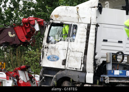 Reading, Berkshire, UK. 11. Mai 2016. Fahrer getötet, als LKW durch Mittelstreifen eine 49 Jahre alte LKW-Fahrer gestorben ist zerschlägt, nachdem sein Fahrzeug auf der M4 in der Nähe von Reading am Mittwochmorgen aufgehoben.  Polizei haben die Autobahn Richtung Osten zwischen Kreuzung 13 und 11 geschlossen und zwei Fahrspuren wurde geschlossen, nach Westen auf der Fahrbahn.  Die ostwärts Verschlüsse haben sieben Meilen von Staus verursacht.  Der LKW auf kurz vor 05:00 heute Morgen stürzte scheint traf den Mittelstreifen und aufgehoben haben. Eine Untersuchung wurde eingeleitet. Bildnachweis: Uknip/Alamy Live-Nachrichten Stockfoto