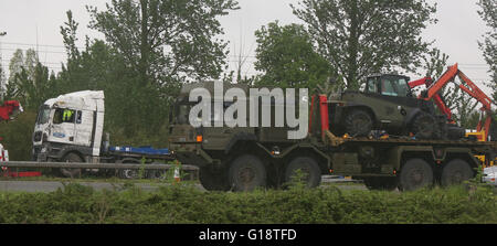 Reading, Berkshire, UK. 11. Mai 2016. Fahrer getötet, als LKW durch Mittelstreifen eine 49 Jahre alte LKW-Fahrer gestorben ist zerschlägt, nachdem sein Fahrzeug auf der M4 in der Nähe von Reading am Mittwochmorgen aufgehoben.  Polizei haben die Autobahn Richtung Osten zwischen Kreuzung 13 und 11 geschlossen und zwei Fahrspuren wurde geschlossen, nach Westen auf der Fahrbahn.  Die ostwärts Verschlüsse haben sieben Meilen von Staus verursacht.  Der LKW auf kurz vor 05:00 heute Morgen stürzte scheint traf den Mittelstreifen und aufgehoben haben. Eine Untersuchung wurde eingeleitet. Bildnachweis: Uknip/Alamy Live-Nachrichten Stockfoto