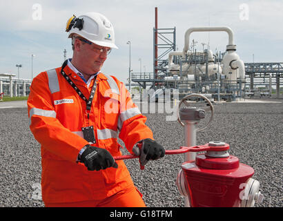 Emden, Deutschland. 11. Mai 2016. Gassco General Manager Alfred Hansen Skar bei der Brandsicherheit und Notfall hinweisen auf der Website der norwegischen Utility-Unternehmen Gassco in Emden, Deutschland, 11. Mai 2016. Die Anlage ist nach etwa zwei Jahren Bauzeit abgeschlossen und ist nun im Testbetrieb. Am 24. Mai 2016 wird die neue Gasterminal offiziell in Betrieb genommen werden. Foto: INGO WAGNER/Dpa/Alamy Live News Stockfoto