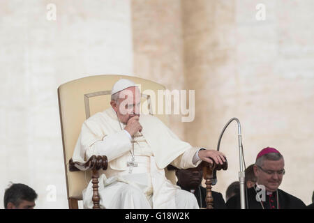 Vatikanstadt, Vatikan. 11. Mai 2016. Papst Francis feiert seine wöchentliche Generalaudienz auf dem Petersplatz. At seiner Mittwoch allgemeine Publikum Papst Francis konzentrierte sich auf das Gleichnis vom verlorenen Sohn zu zeigen, wie Gott uns alle mit einer bedingungslosen Liebe aufnimmt. Auch in den schwierigsten Situationen er erzählte Pilger und Besucher versammelten sich in Sankt-Peter Platzes, Gott wartet auf uns und sehnt sich danach, uns zu umarmen. © Giuseppe Ciccia/Pacific Press/Alamy Live-Nachrichten Stockfoto