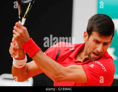 Rom, Italien. 11. Mai 2016. Novak Djokovic Serbien kehrt den Ball im zweiten Vorrundenspiel der Italian Open Tennisturnier BNL2016 gegen Stephane Robert Francia auf dem Foro Italico in Rom, Italien, 11. Mai 2016 Credit: Agnfoto/Alamy Live-Nachrichten Stockfoto