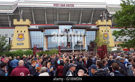 London, England. 10. Mai 2016.  West Ham United Fans versammeln sich vor dem Boleyn Boden vor dem abschließenden Spiel gegen Manchester United.  Milton Cogheil/Alamy Live-Nachrichten