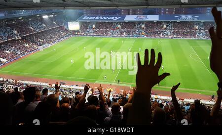 London, England. 10. Mai 2016.  West Ham United-Fans genießen die Atmosphäre der letzten Spiel im Boleyn Ground.  Milton Cogheil/Alamy Live-Nachrichten