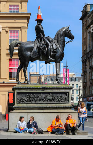 Glasgow, Vereinigtes Königreich. 11. Mai 2016. Während viele Arbeitnehmer eine entspannte Mittagspause in der warmen Frühlingssonne nehmen, kümmert sich der Herzog von Wellington durch das Tragen einer ungewöhnlichen Sonnenhut. Bildnachweis: Findlay/Alamy Live-Nachrichten Stockfoto