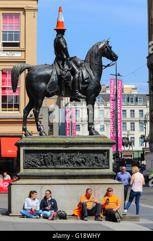 Glasgow, Vereinigtes Königreich. 11. Mai 2016. Während viele Arbeitnehmer eine entspannte Mittagspause in der warmen Frühlingssonne nehmen, kümmert sich der Herzog von Wellington durch das Tragen einer ungewöhnlichen Sonnenhut. Bildnachweis: Findlay/Alamy Live-Nachrichten Stockfoto