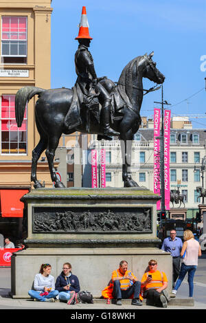 Glasgow, Vereinigtes Königreich. 11. Mai 2016. Während viele Arbeitnehmer eine entspannte Mittagspause in der warmen Frühlingssonne nehmen, kümmert sich der Herzog von Wellington durch das Tragen einer ungewöhnlichen Sonnenhut. Bildnachweis: Findlay/Alamy Live-Nachrichten Stockfoto