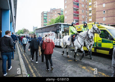 London, UK. 10. Mai 2016. Fans kommen für das letzte match jemals im Boleyn Ground. Stockfoto